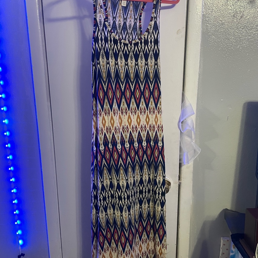Dresses - Picture 2 of 9